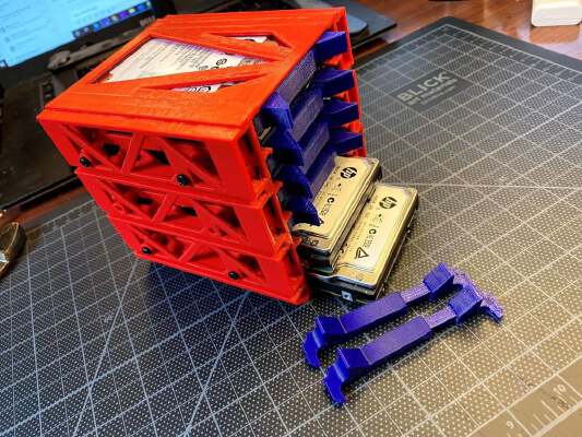Internal Harddrive Bay: 3.5in to 2.5in Adapter w_ Latches | 3d print model